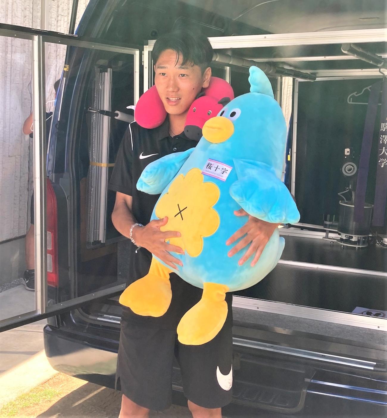 大きなぬいぐるみをナノメタックスコーティングしようとする駒大・篠原（撮影・藤塚大輔）