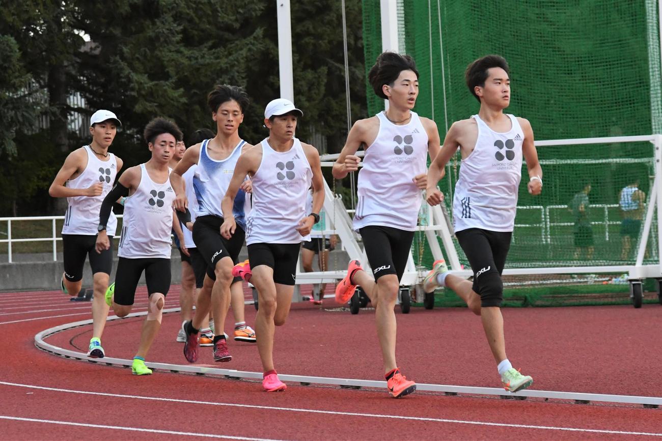 札幌市円山陸上競技場のトラックで練習に励む札幌学院大のメンバー（撮影・石井翔太）