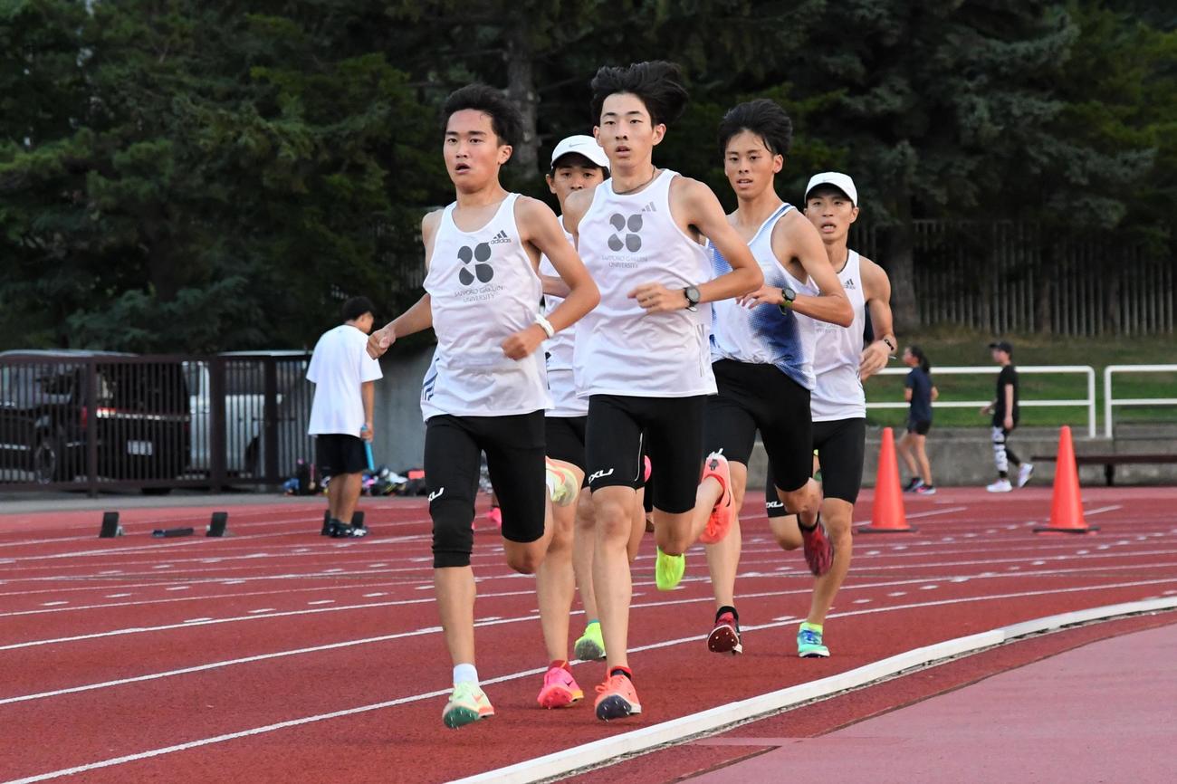 札幌市円山陸上競技場のトラックで練習に励む札幌学院大のメンバー（撮影・石井翔太）