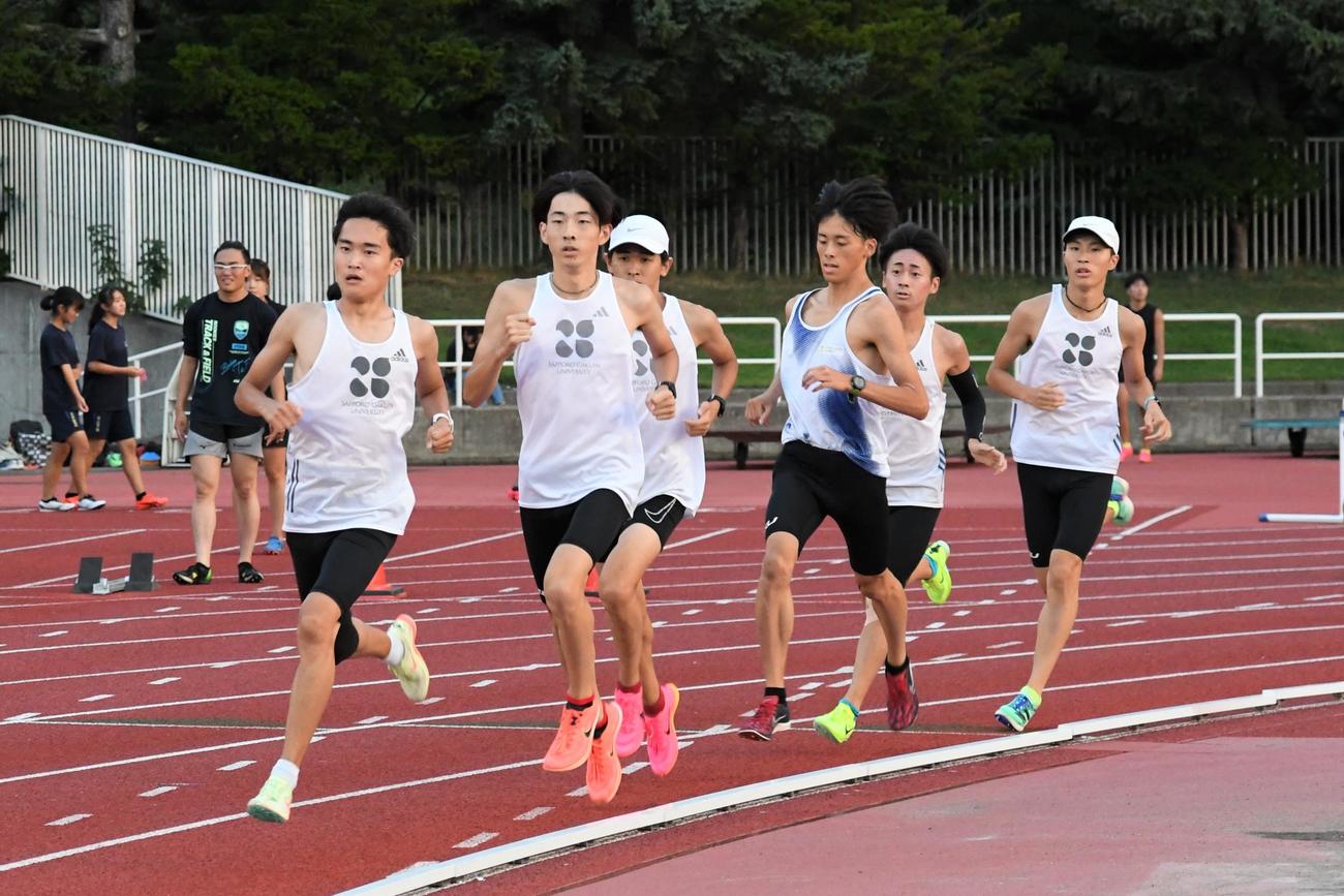 札幌市円山陸上競技場のトラックで練習に励む札幌学院大のメンバー（撮影・石井翔太）