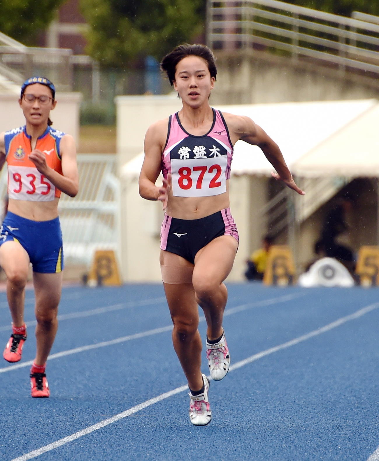 大会新記録で優勝した常盤木学園・千葉（右）（撮影・山田愛斗）