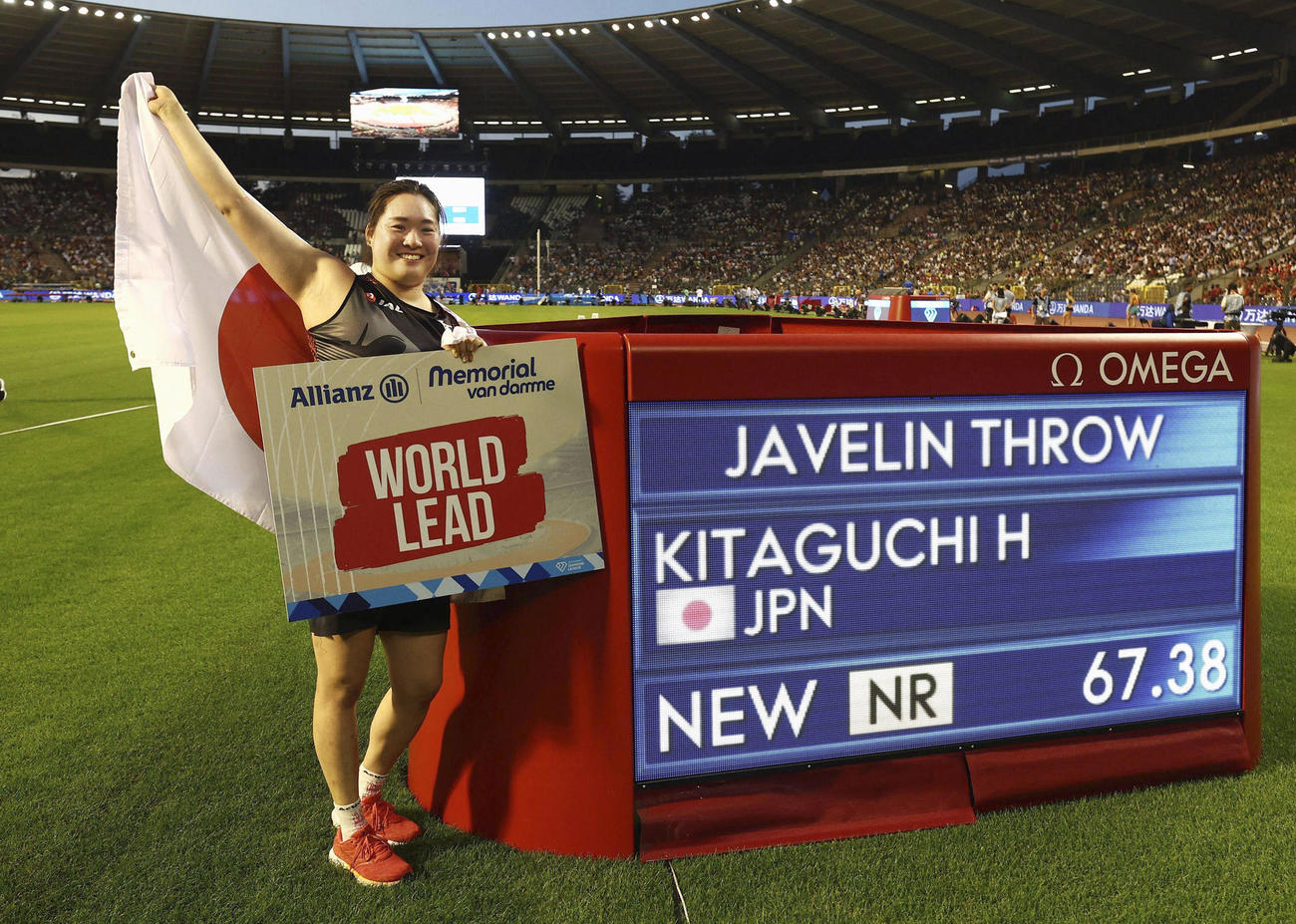 67メートル38の日本新記録で優勝し、電光掲示板の前で喜ぶ女子やり投げの北口榛花（ロイター＝共同）