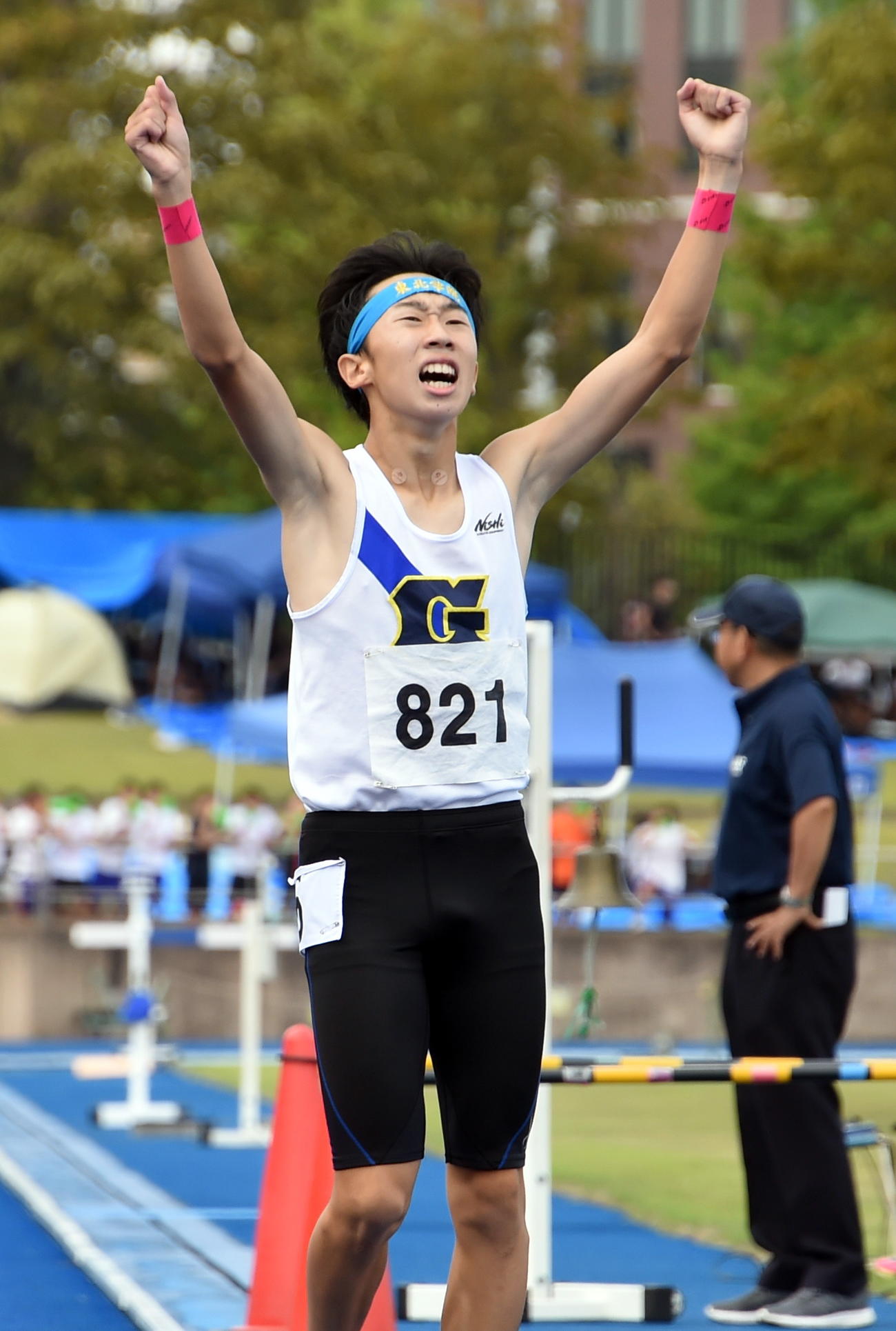 男子800メートルを大会新記録で制し両手を突き上げる東北学院・嶺岸