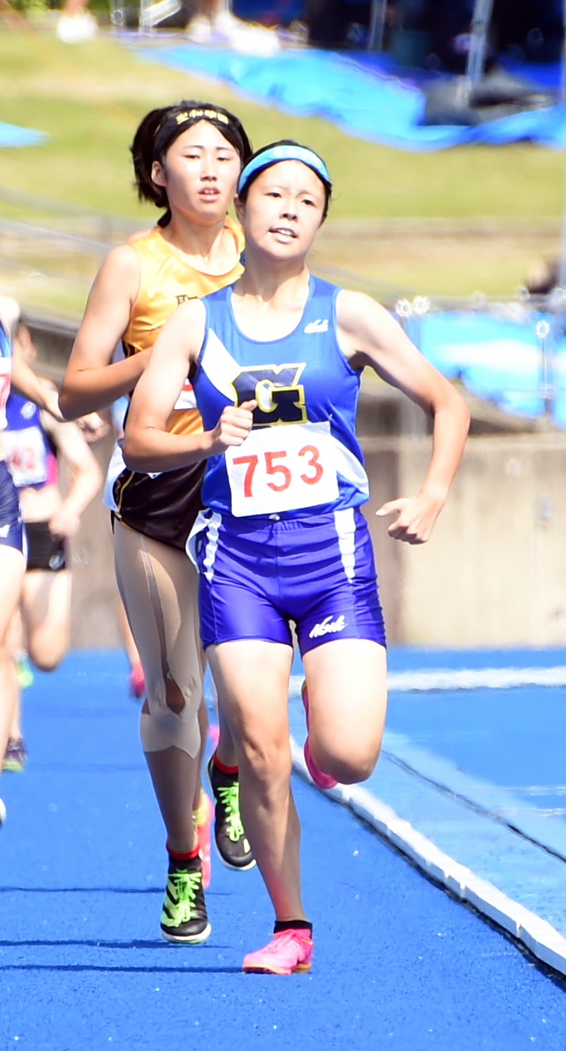 女子800メートルで優勝した東北学院・亀谷（手前）（撮影・山田愛斗）