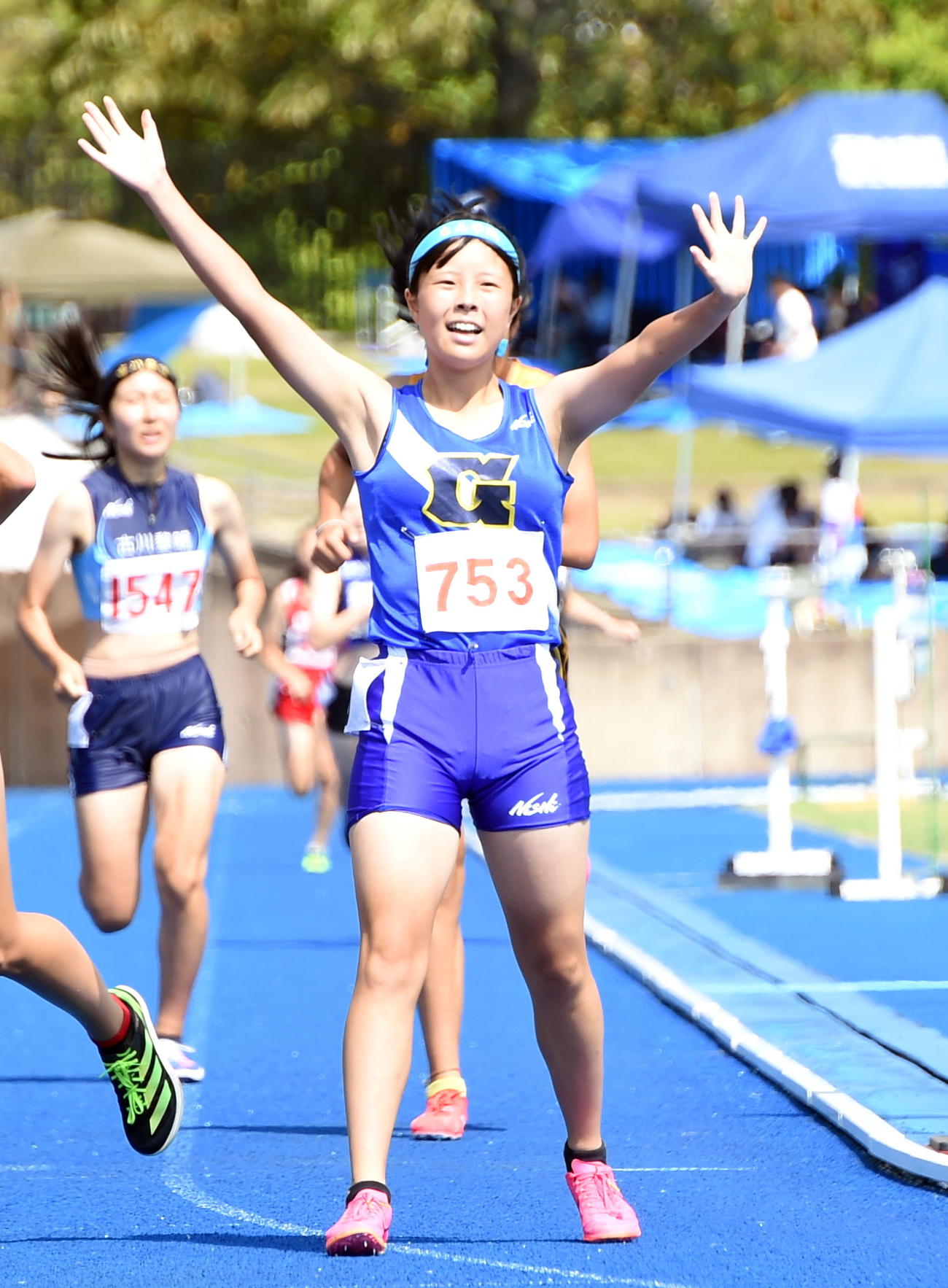 女子800メートルで優勝し両手を上げて喜ぶ東北学院・亀谷