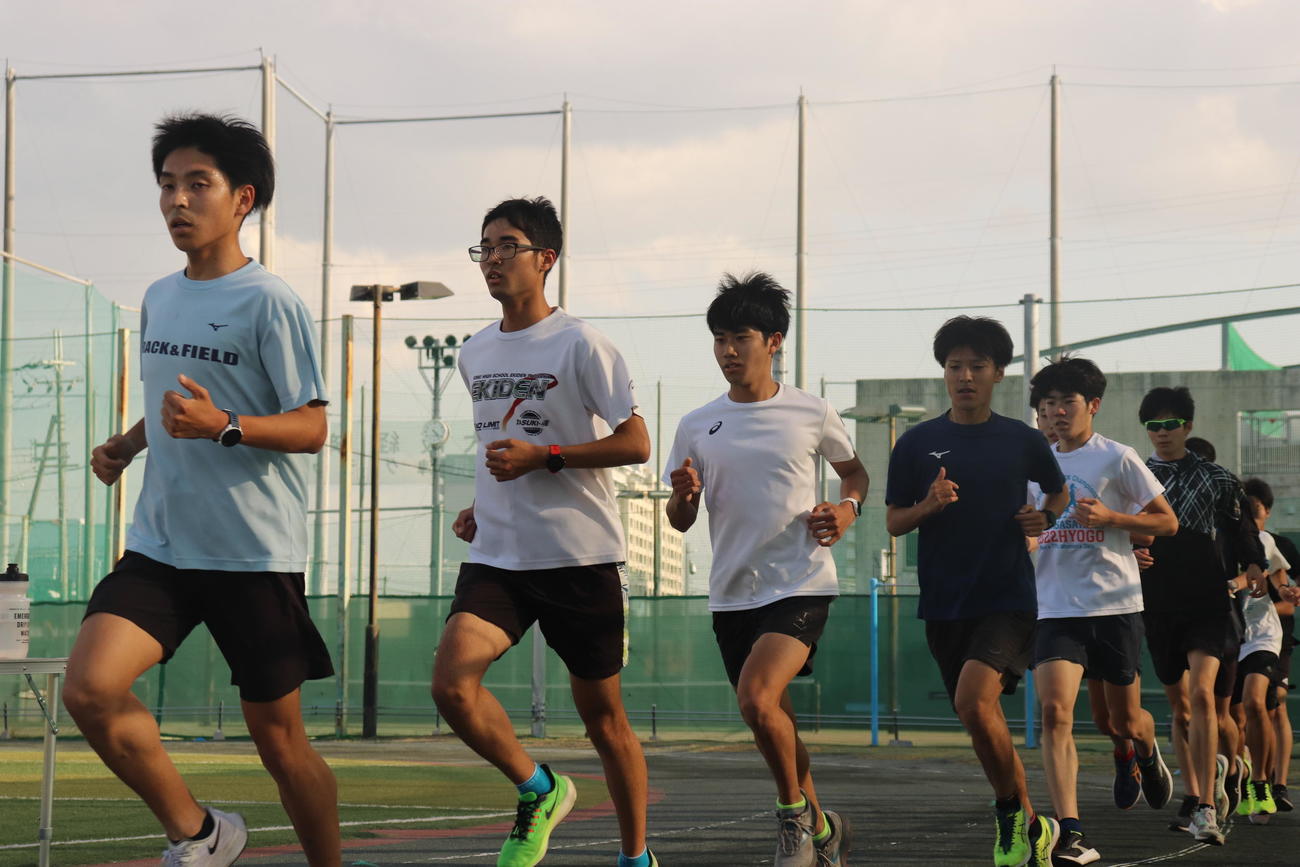 練習する大経大の選手（2023年4月17日撮影）