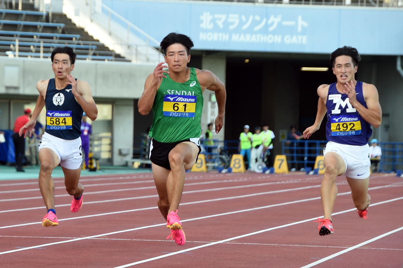 男子100メートル予選を10秒26で通過した仙台大・大上（中央）（撮影・山田愛斗）