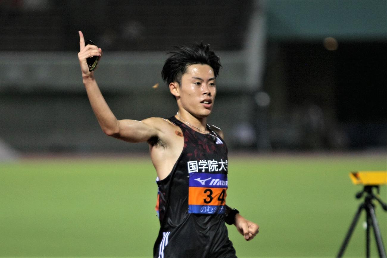 日本インカレ男子1万メートル決勝　日本人トップの8位でフィニッシュした国学院大・伊地知（撮影・藤塚大輔）