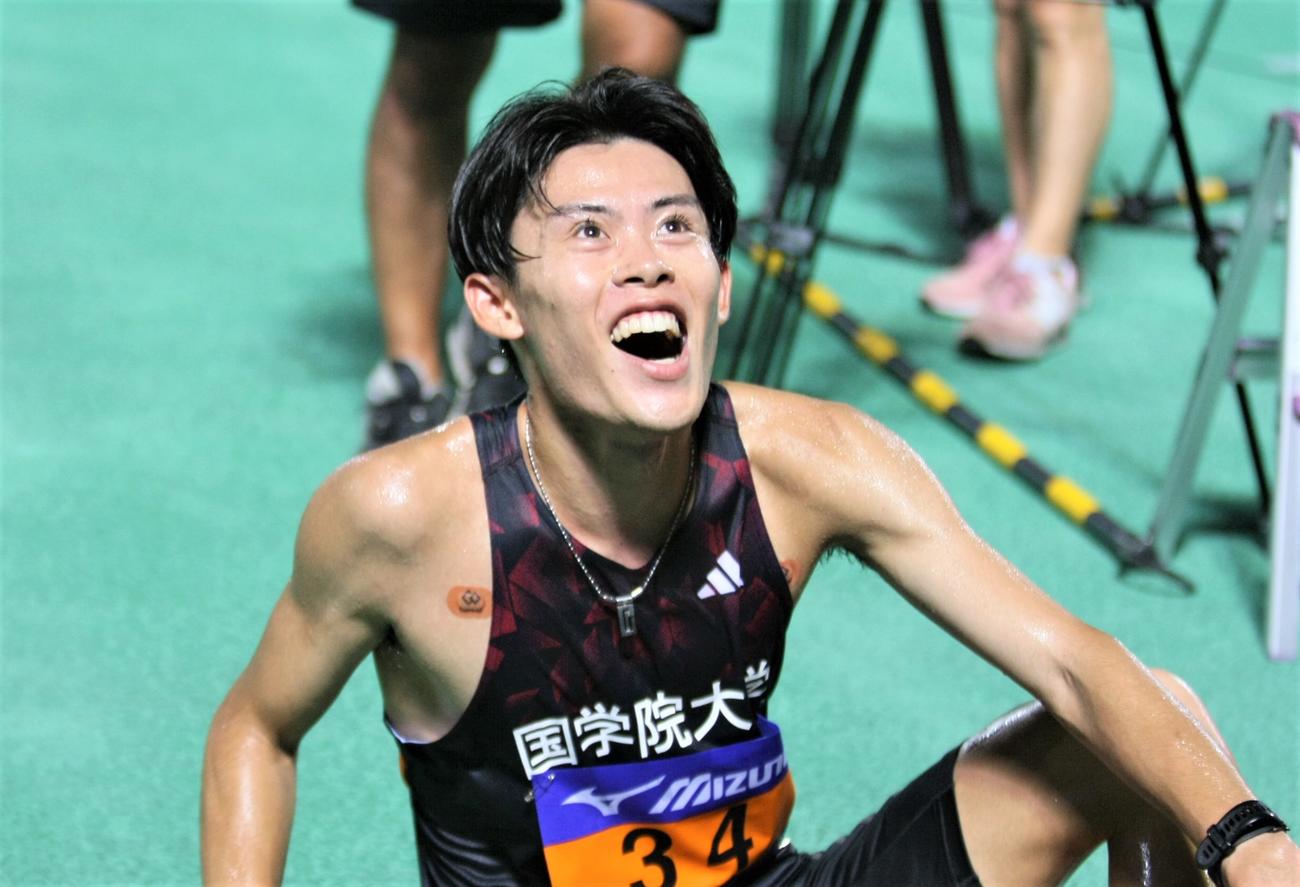 日本インカレ男子1万メートル決勝　日本人トップの8位でフィニッシュし、笑顔を浮かべる国学院大・伊地知（撮影・藤塚大輔）