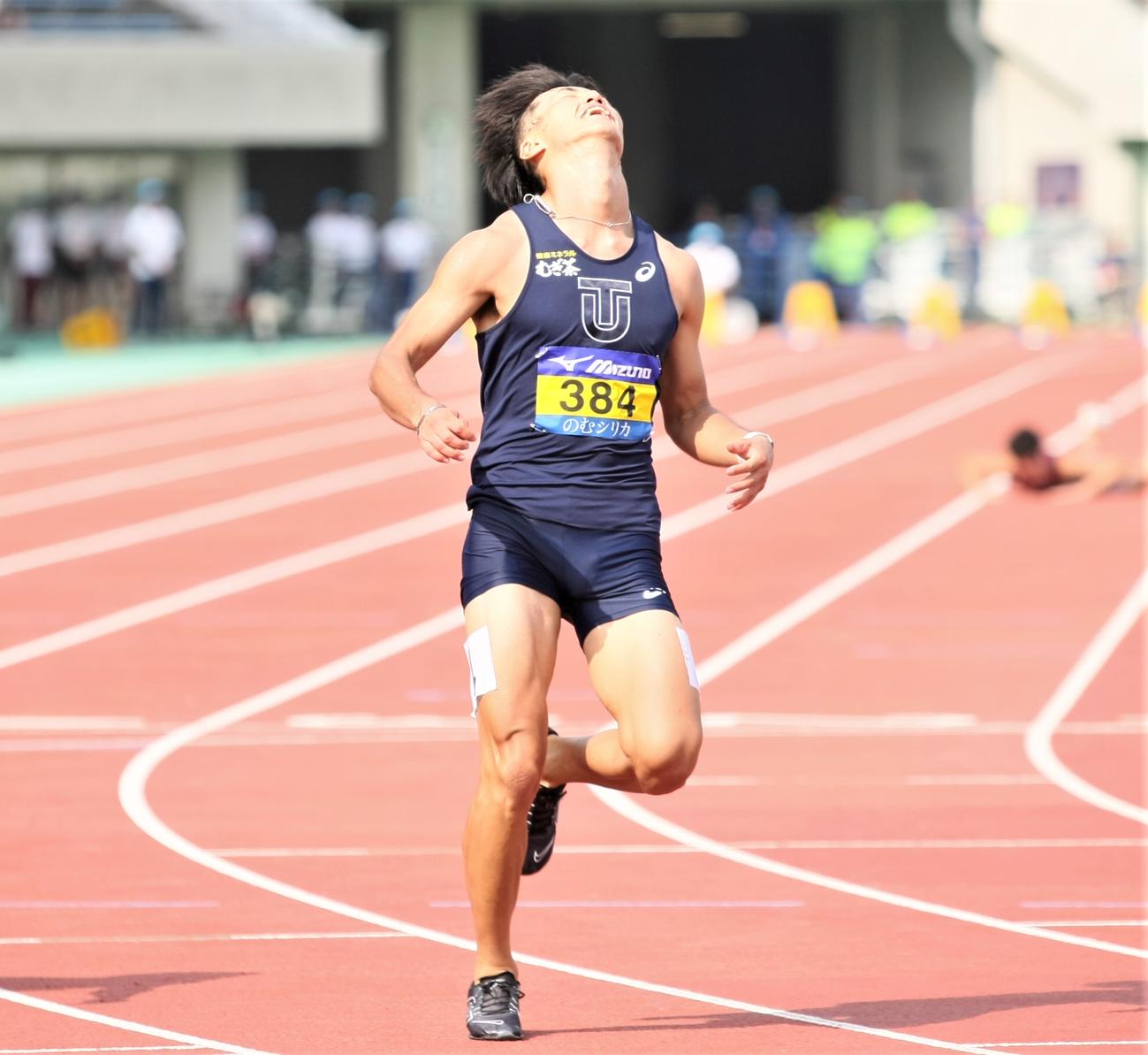 日本学生対校選手権男子100メートル決勝　10秒18で初優勝を飾るもゴール後に空を見上げる東洋大・柳田（撮影・藤塚大輔）