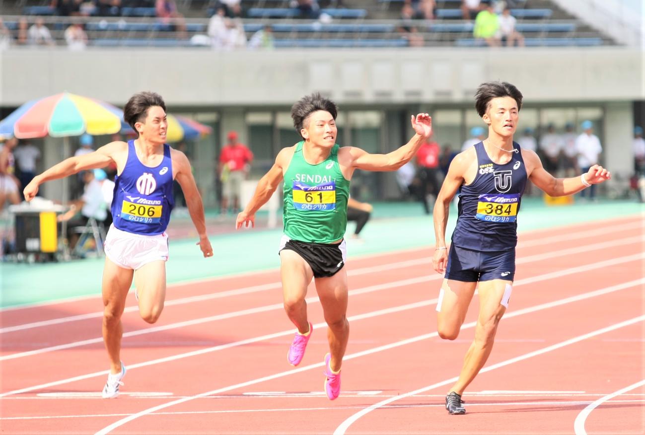 日本学生対校選手権男子100メートル決勝　左から5位の順大・宇野、2位の仙台大大学院・大上、初優勝を飾った東洋大・柳田（撮影・藤塚大輔）