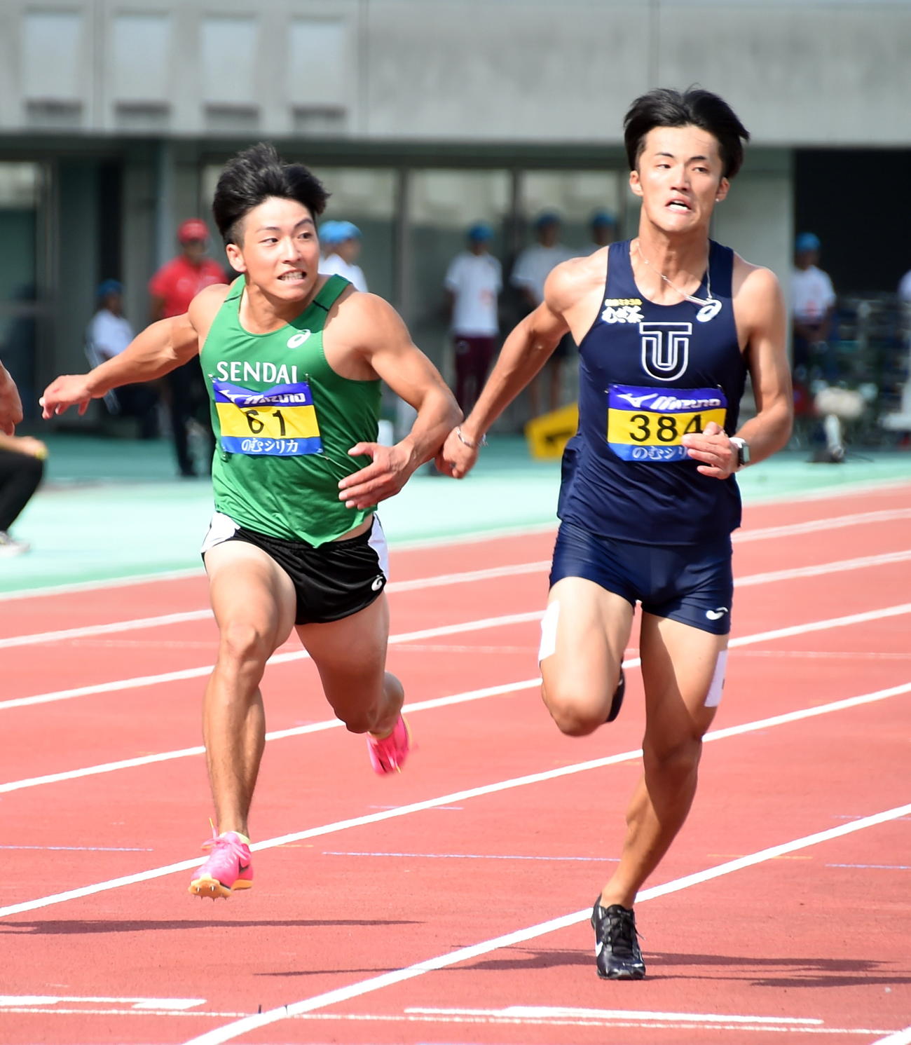 男子100メートル決勝で2位に入った仙台大・大上（左）と1位の東洋大・柳田（撮影・山田愛斗）