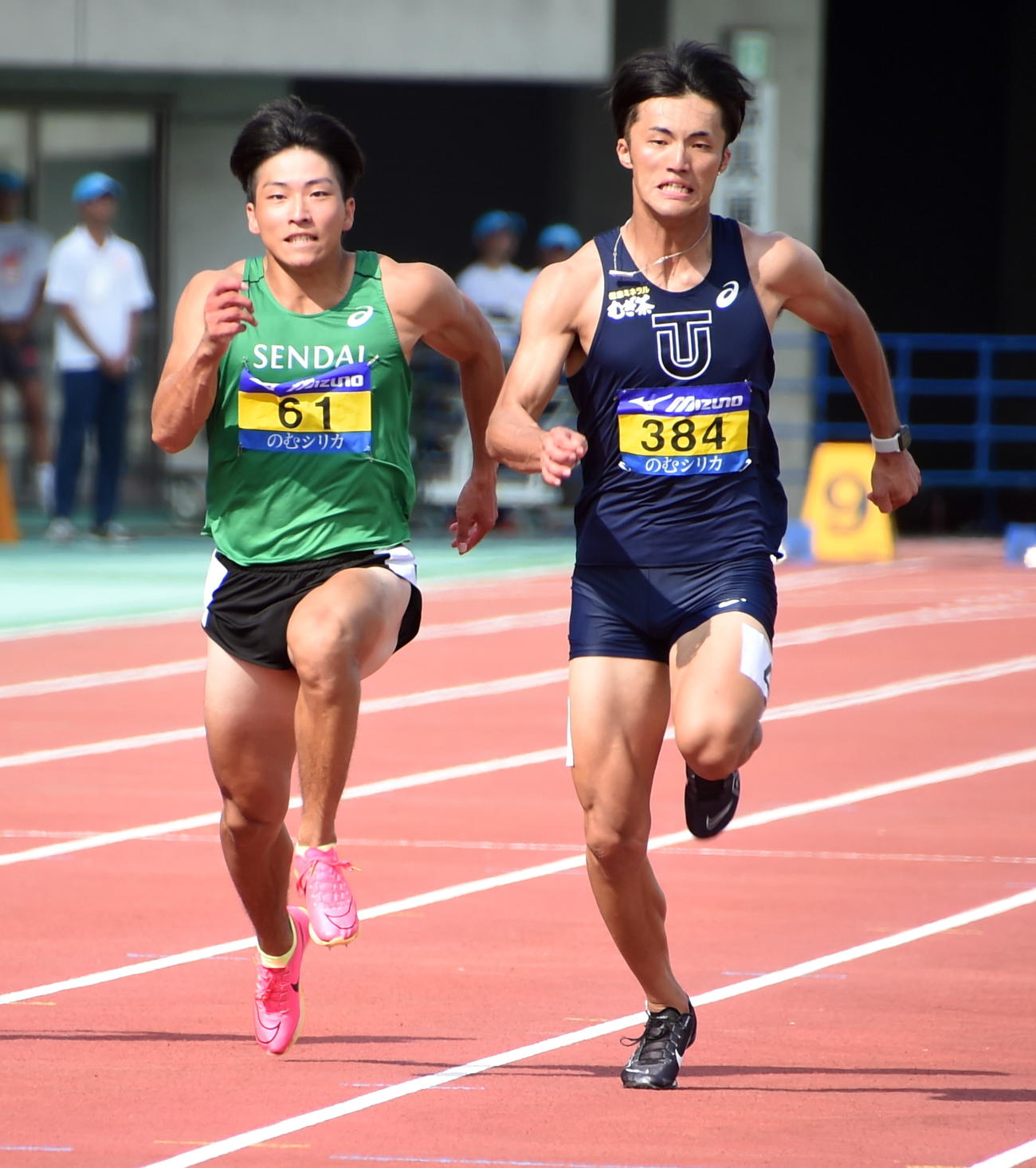 男子100メートルで2位に入った仙台大・大上（左）と1位の東洋大・柳田（撮影・山田愛斗）