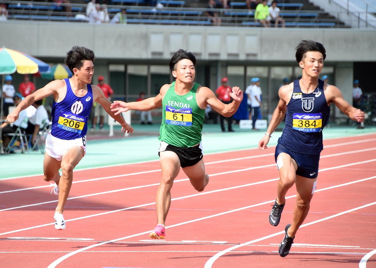 男子100メートル決勝で2位に入った仙台大・大上（中央）。右は1位の東洋大・柳田、左は5位の順大・宇野（撮影・山田愛斗）
