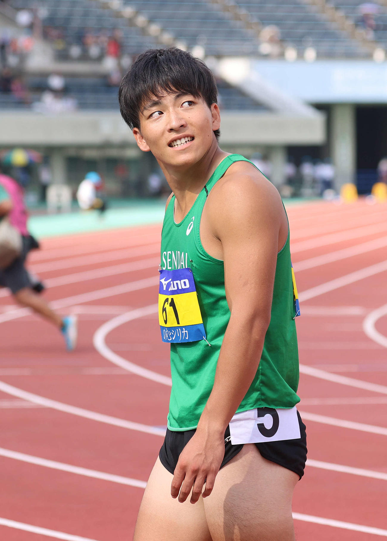 男子100メートル決勝、2着でゴールし、大型ビジョンに目をやる大上（撮影・河野匠）