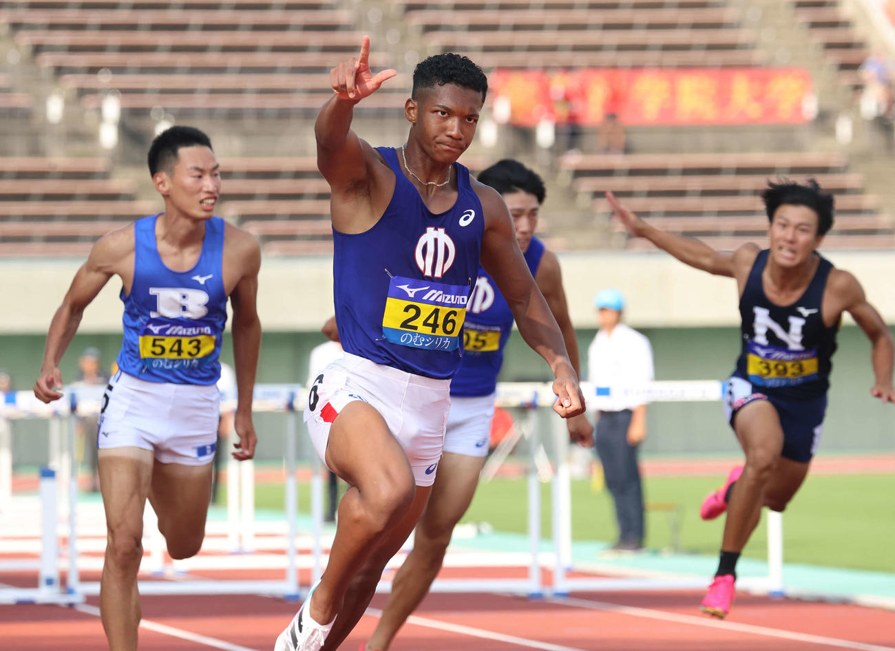 男子110メートル障害決勝、日本タイ記録となる13秒04でゴールし、アピールする村竹（撮影・河野匠）
