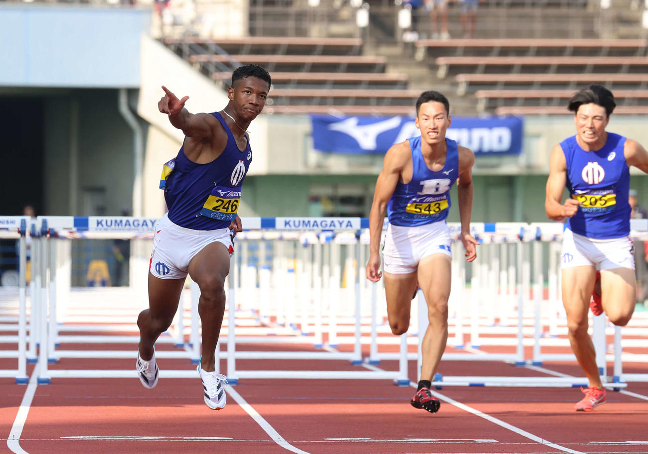 男子110メートル障害決勝、日本タイ記録となる13秒04でゴールし、アピールする村竹（左）（撮影・河野匠）