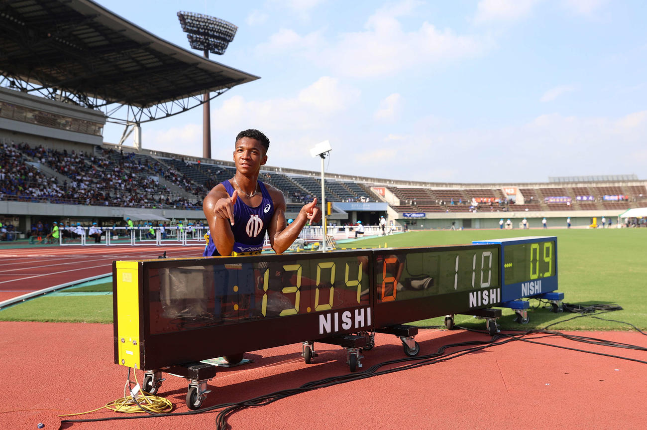 男子110メートル障害、日本タイ記録となる13秒04を指さす村竹（撮影・河野匠）