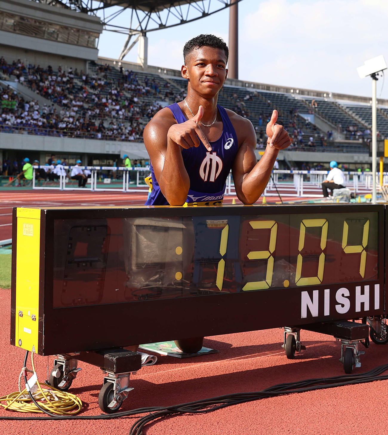 男子110メートル障害、日本タイ記録となる13秒04を指さす村竹（撮影・河野匠）