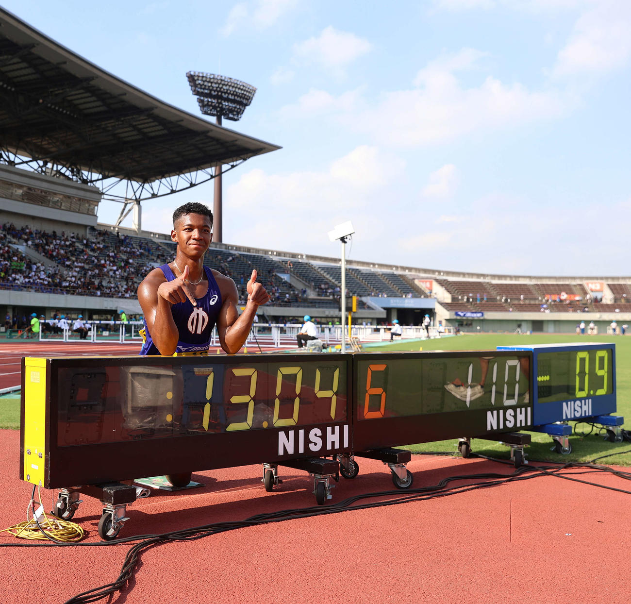 男子110メートル障害、日本タイ記録となる13秒04を指さす村竹（撮影・河野匠）