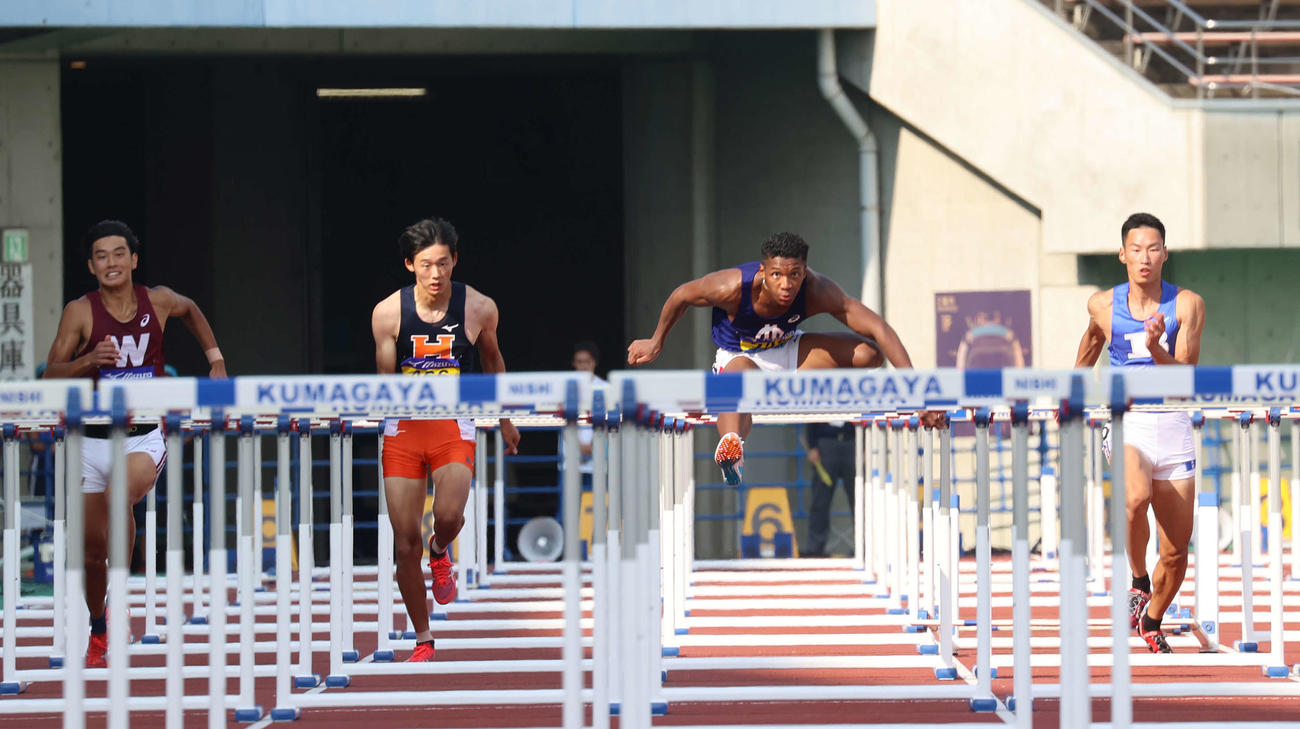 男子110メートル障害決勝、先頭でハードルを越える村竹（右から2人目）（撮影・河野匠）