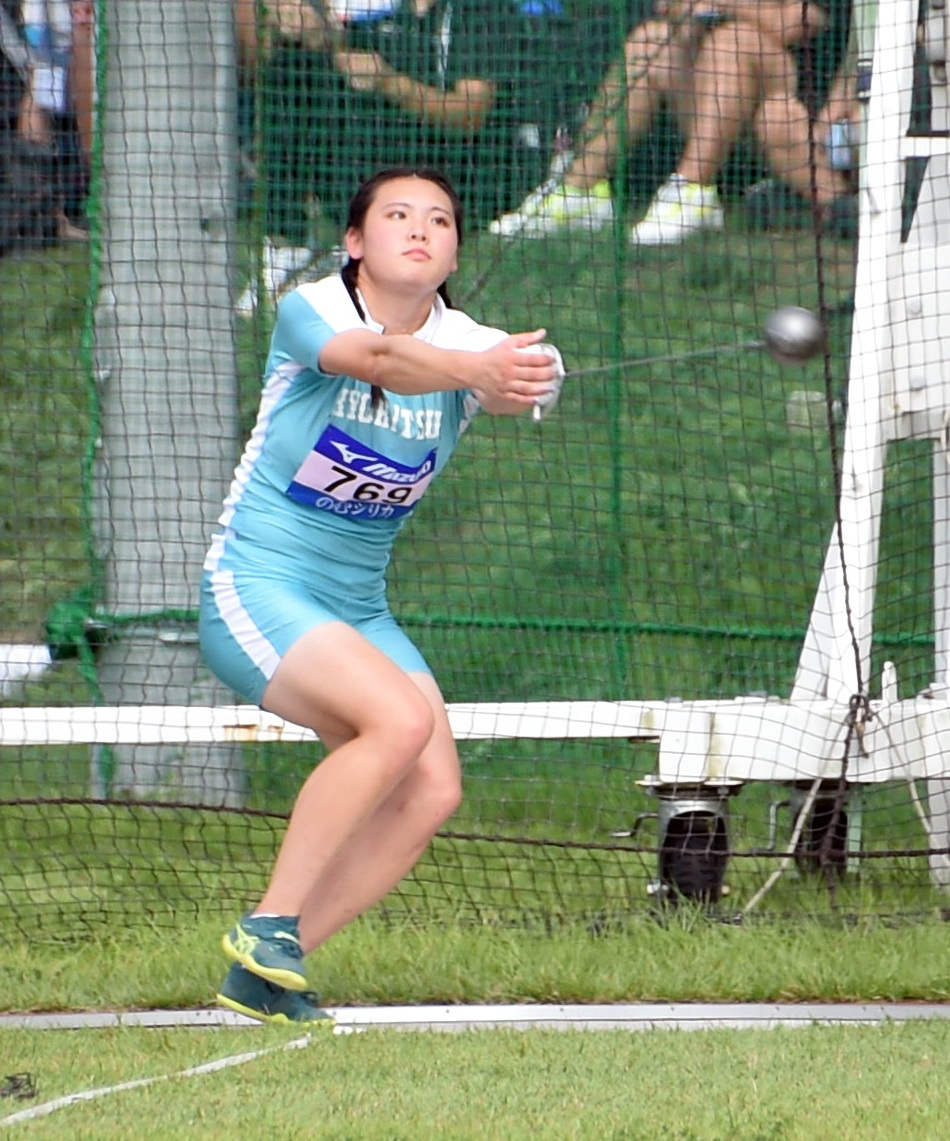 女子ハンマー投げで2連覇を達成した九州共立大・村上（撮影・山田愛斗）