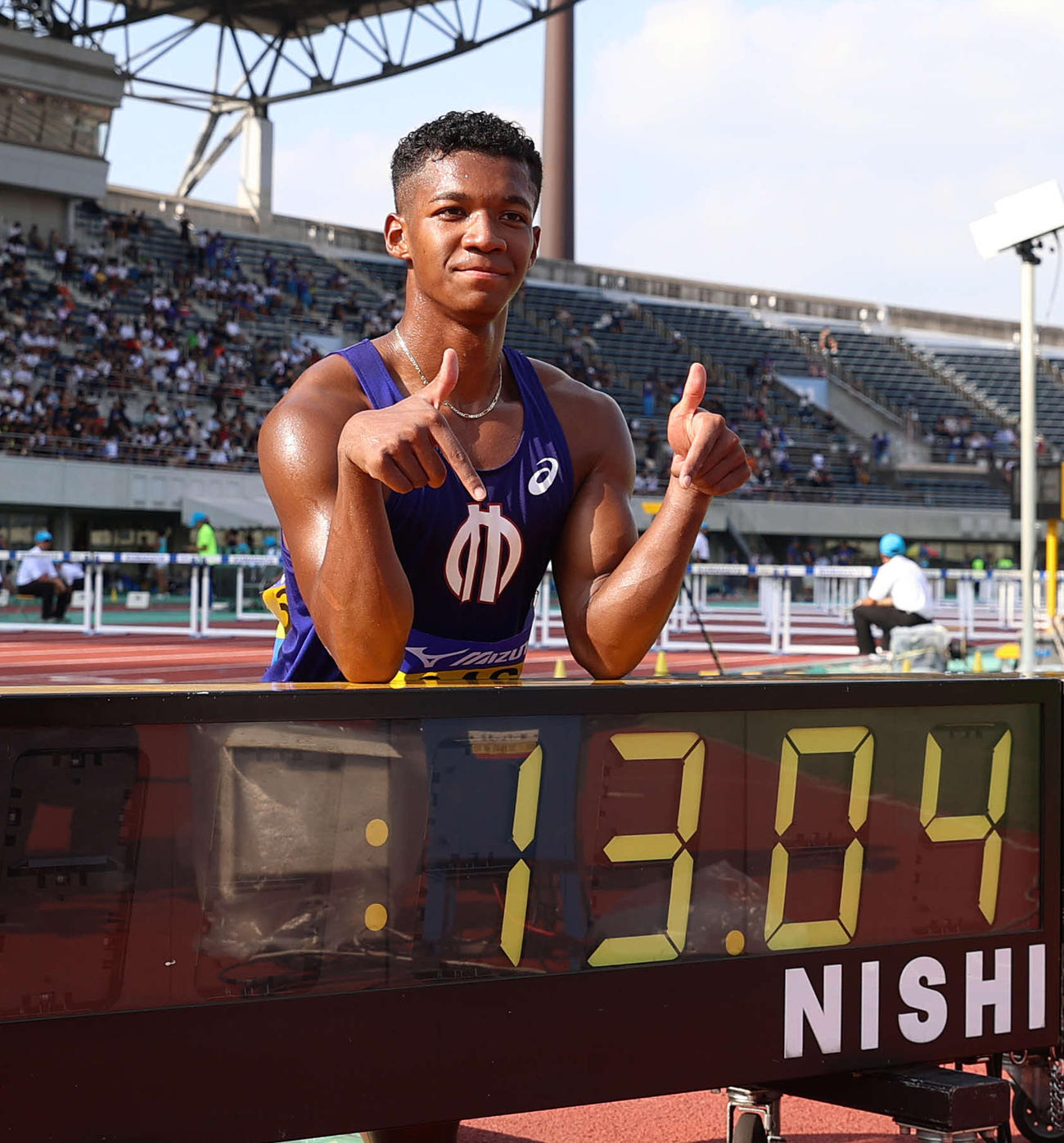 男子110メートル障害決勝で記録した日本タイ記録となる13秒04を指さす村竹（撮影・河野匠）