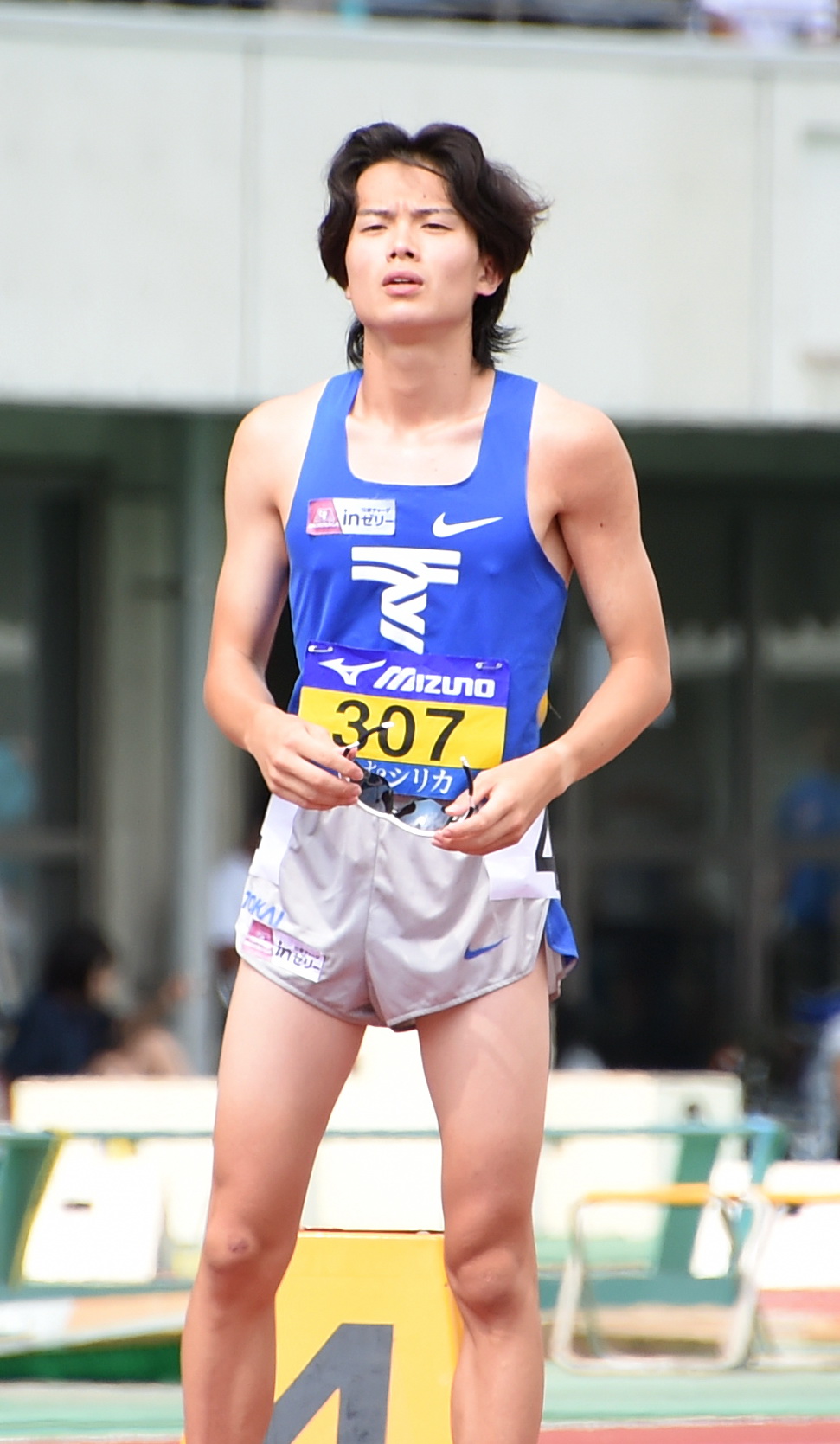 男子800メートルで2位に入った東海大・安倍（右）