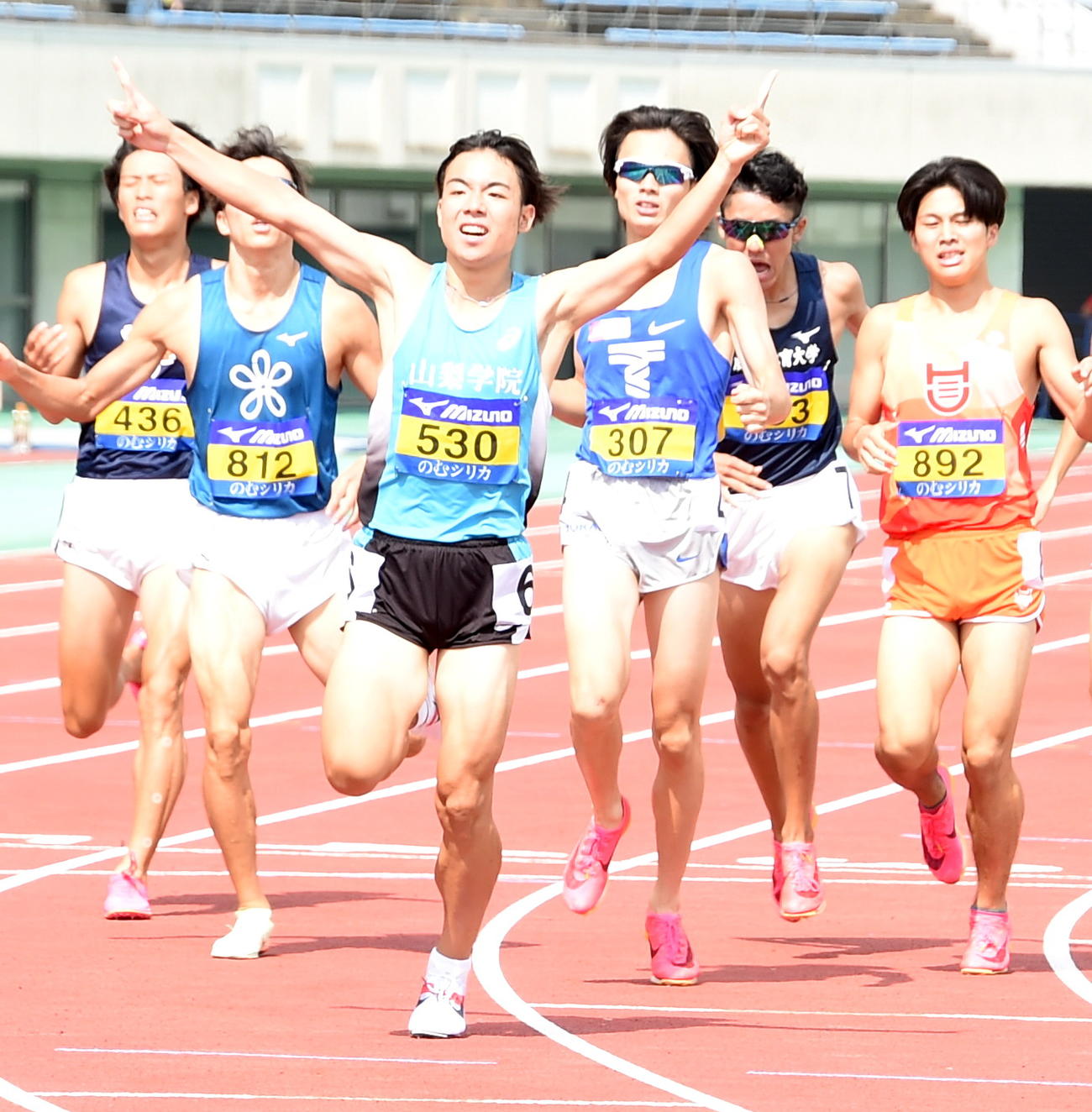 ラストスパートで追い上げ、2位でフィニッシュした東海大・安倍（右から3人目）（撮影・山田愛斗）