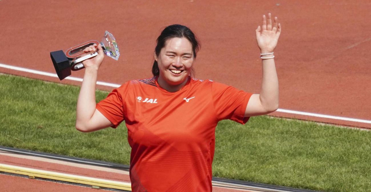 陸上のダイヤモンドリーグ・ファイナル女子やり投げで優勝し、笑顔でトロフィーを掲げる北口（共同）