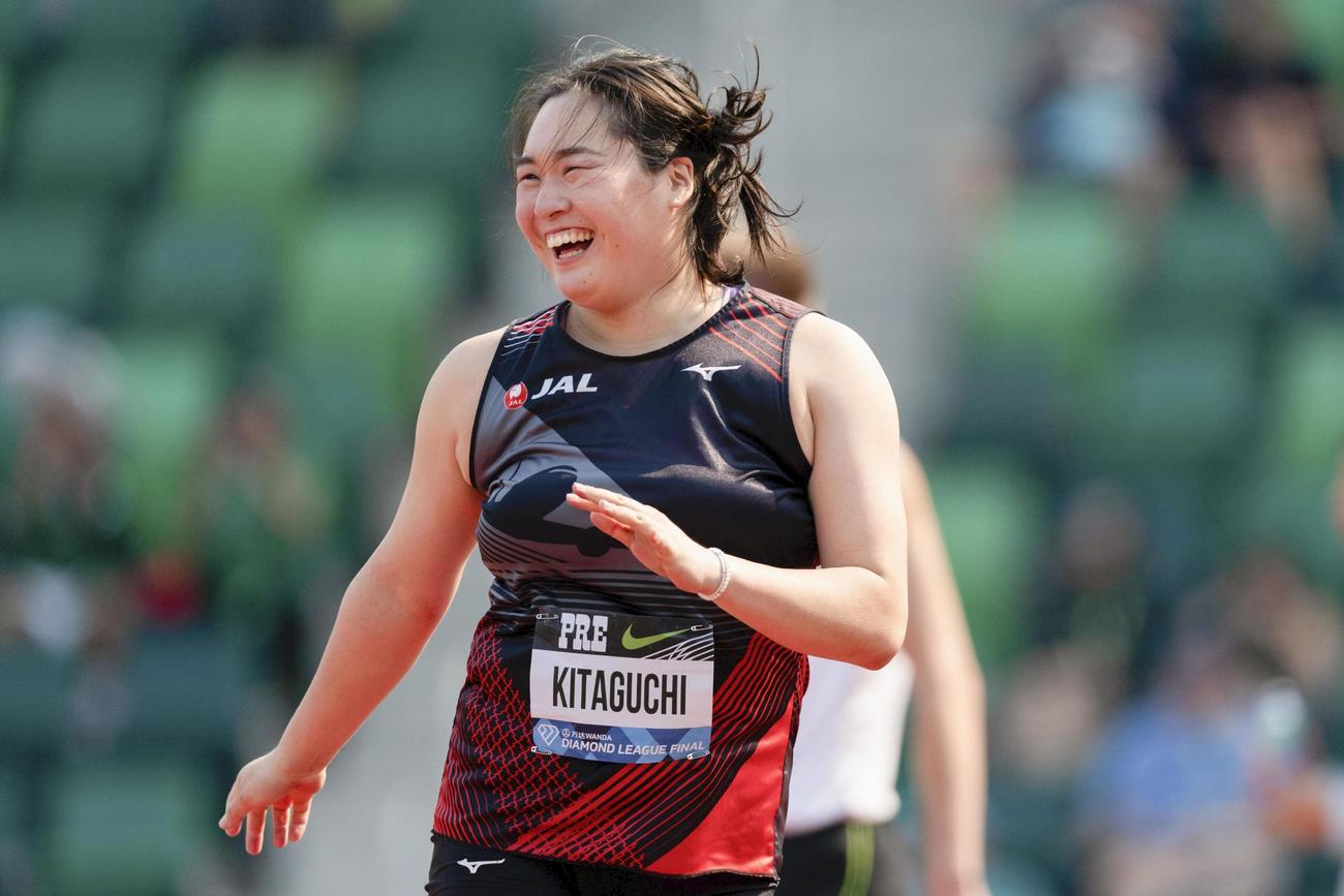 陸上のダイヤモンドリーグ・ファイナル女子やり投げで優勝し、笑顔の北口（ゲッティ＝共同）