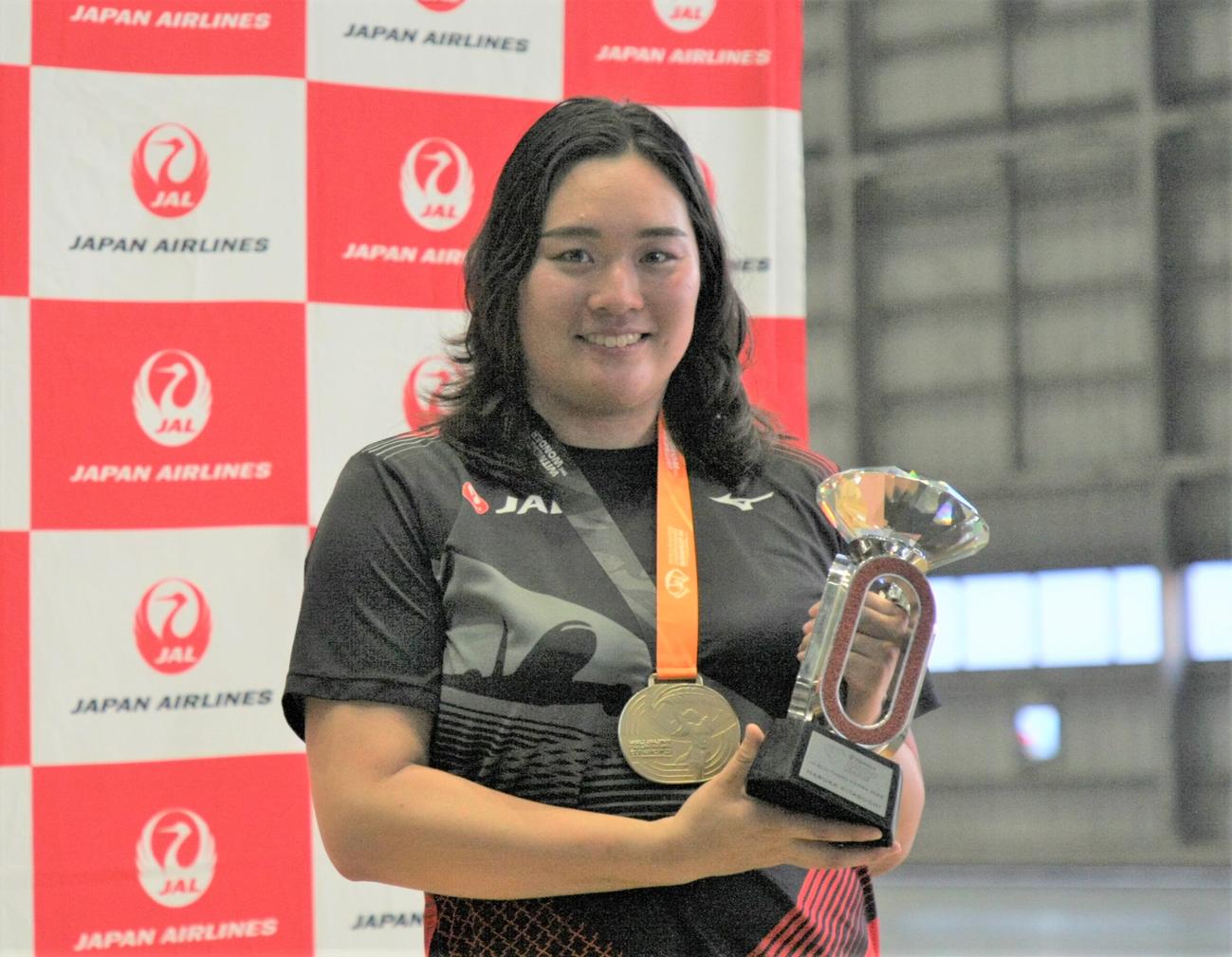 世界選手権ブダペスト大会の金メダルとダイヤモンドリーグファイナルのトロフィーを手にして笑顔をみせる女子やり投げの北口（撮影・藤塚大輔）