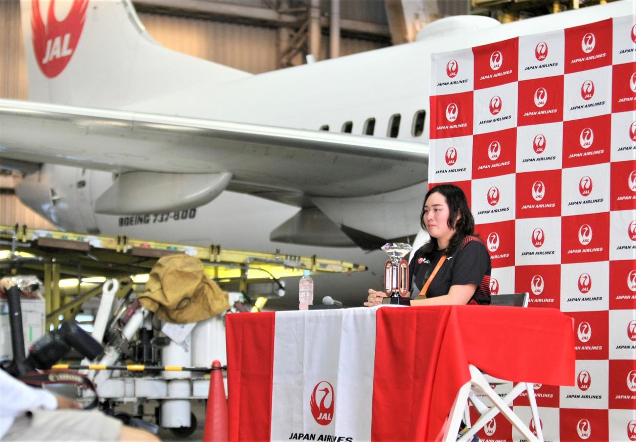 羽田空港の格納庫内で凱旋（がいせん）帰国会見に臨んだ女子やり投げの北口（撮影・藤塚大輔）