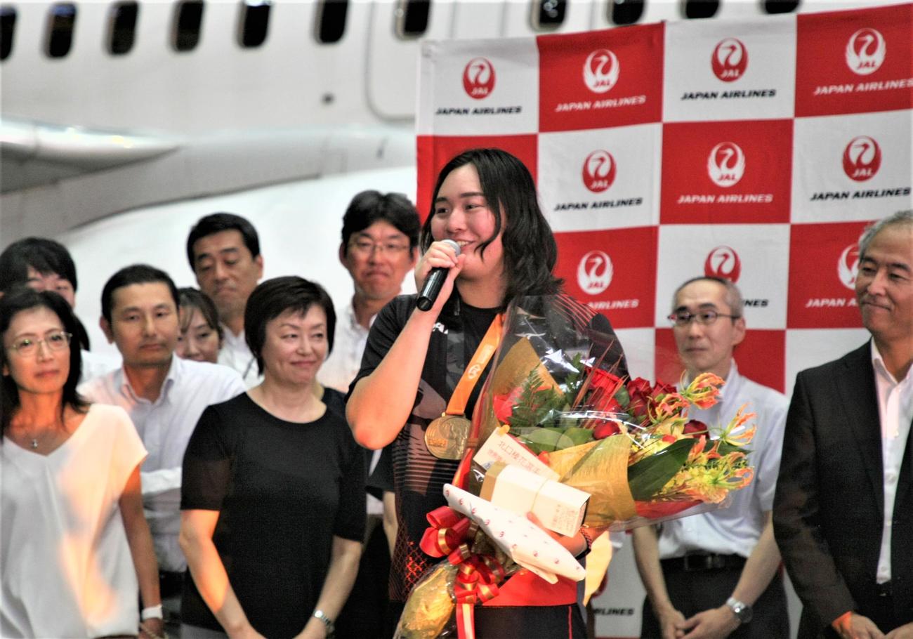 凱旋（がいせん）帰国会見に出席した女子やり投げの北口（撮影・藤塚大輔）