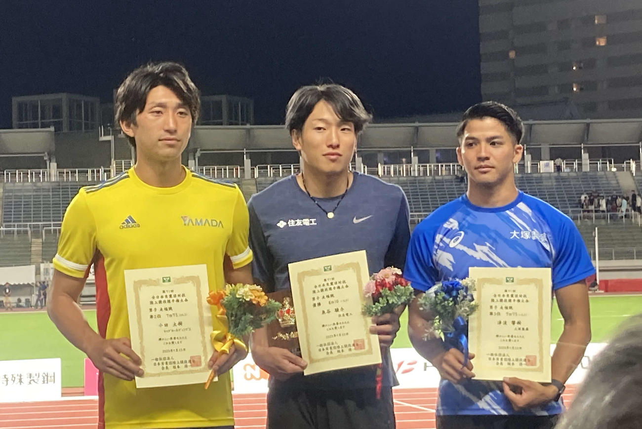 全日本実業団対抗選手権　男子走り幅跳びで優勝した泉谷駿介（中央）。左は2位の小田大樹、右は3位の津波