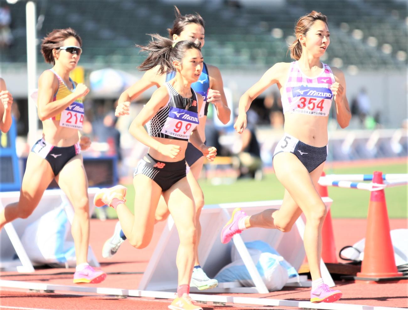 全日本実業団対抗選手権　女子800メートルに出場した田中（手前中央）（撮影・藤塚大輔）