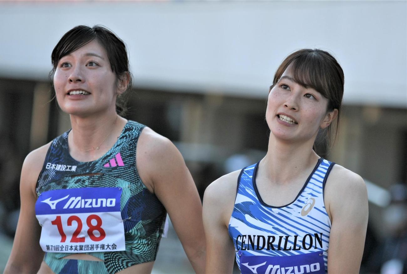 全日本実業団対抗選手権　女子100メートル障害で2位となった福部（左）と優勝した大松（撮影・藤塚大輔）