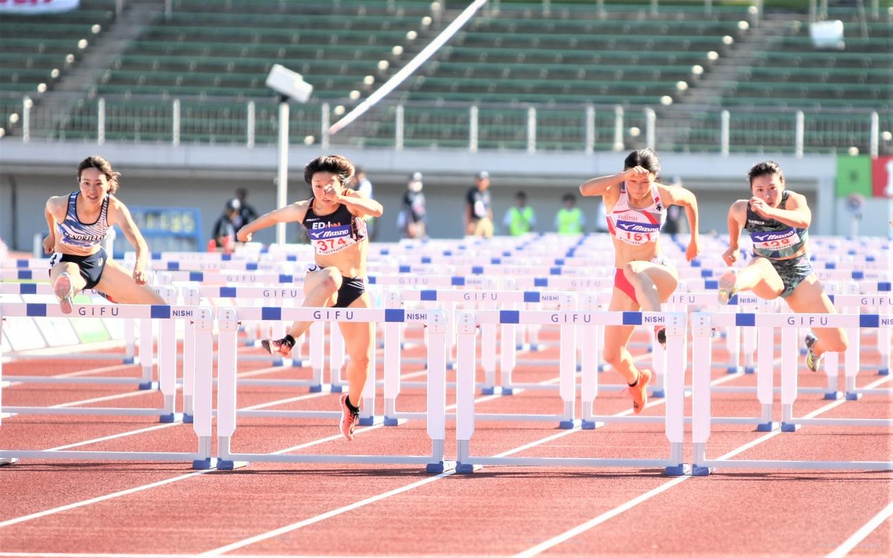 全日本実業団対抗選手権　女子100メートル障害に出場した、左から大松、芝田、田中、福部（撮影・藤塚大輔）