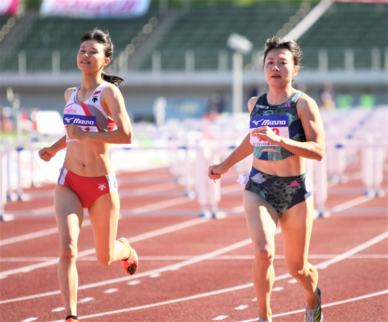 全日本実業団対抗選手権　女子100メートル障害で4位の田中（左）と2位の福部（撮影・藤塚大輔）