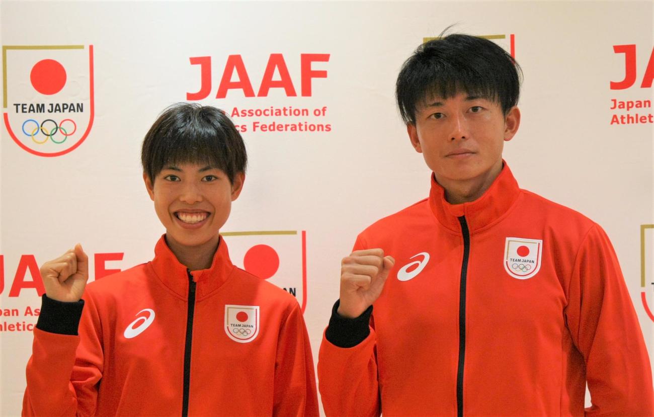 杭州アジア大会への出国前に羽田空港で取材に応じた陸上女子の廣中（左）と陸上男子の佐藤拳（撮影・藤塚大輔）