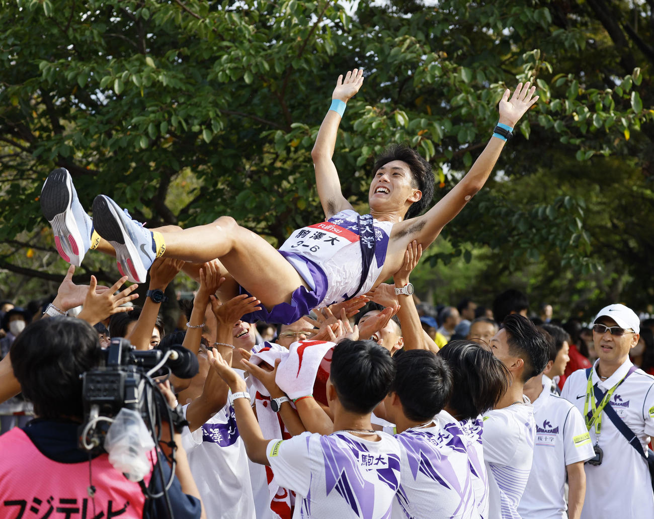 第35回出雲全日本大学選抜駅伝競走で優勝し、仲間に胴上げされる駒大のアンカー鈴木（撮影・藤尾明華）