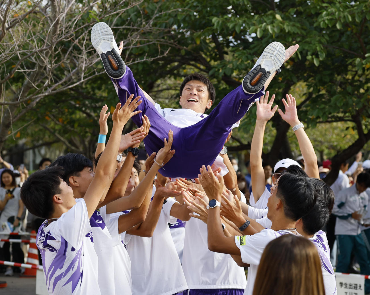第35回出雲全日本大学選抜駅伝競走で優勝し、胴上げされる駒大藤田敦史監督（撮影・藤尾明華）