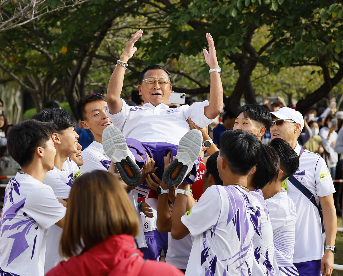 第35回出雲全日本大学選抜駅伝競走で優勝し、胴上げされる駒大大八木弘明総監督（撮影・藤尾明華）