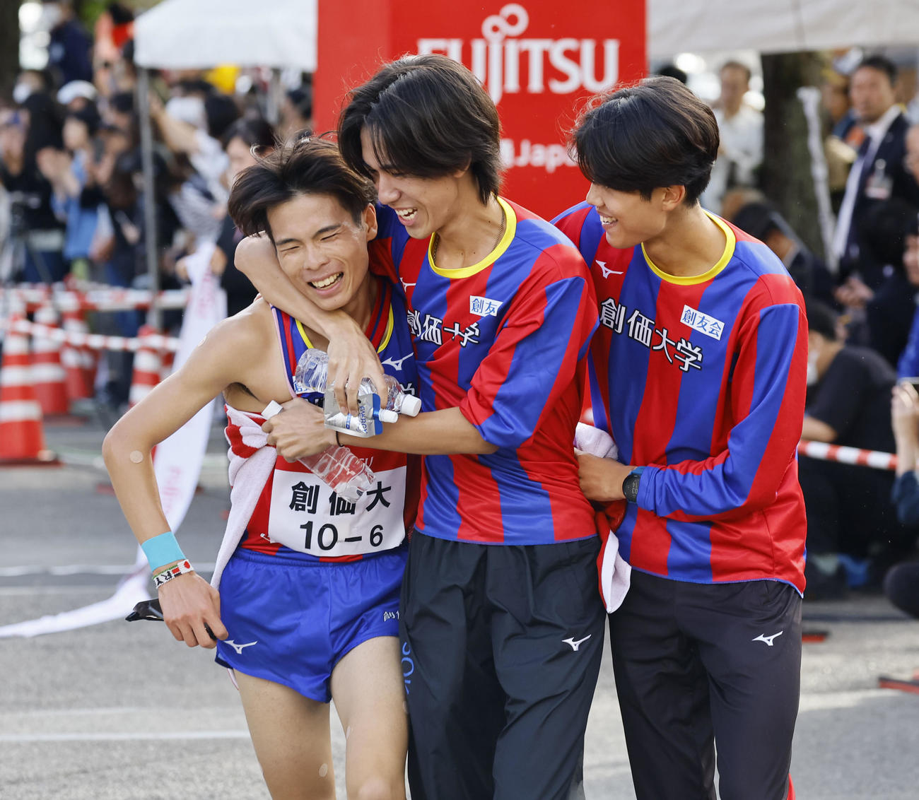 第35回出雲全日本大学選抜駅伝競走　2位でゴールし、喜ぶ創価大のアンカー吉田凌（左）（撮影・藤尾明華）
