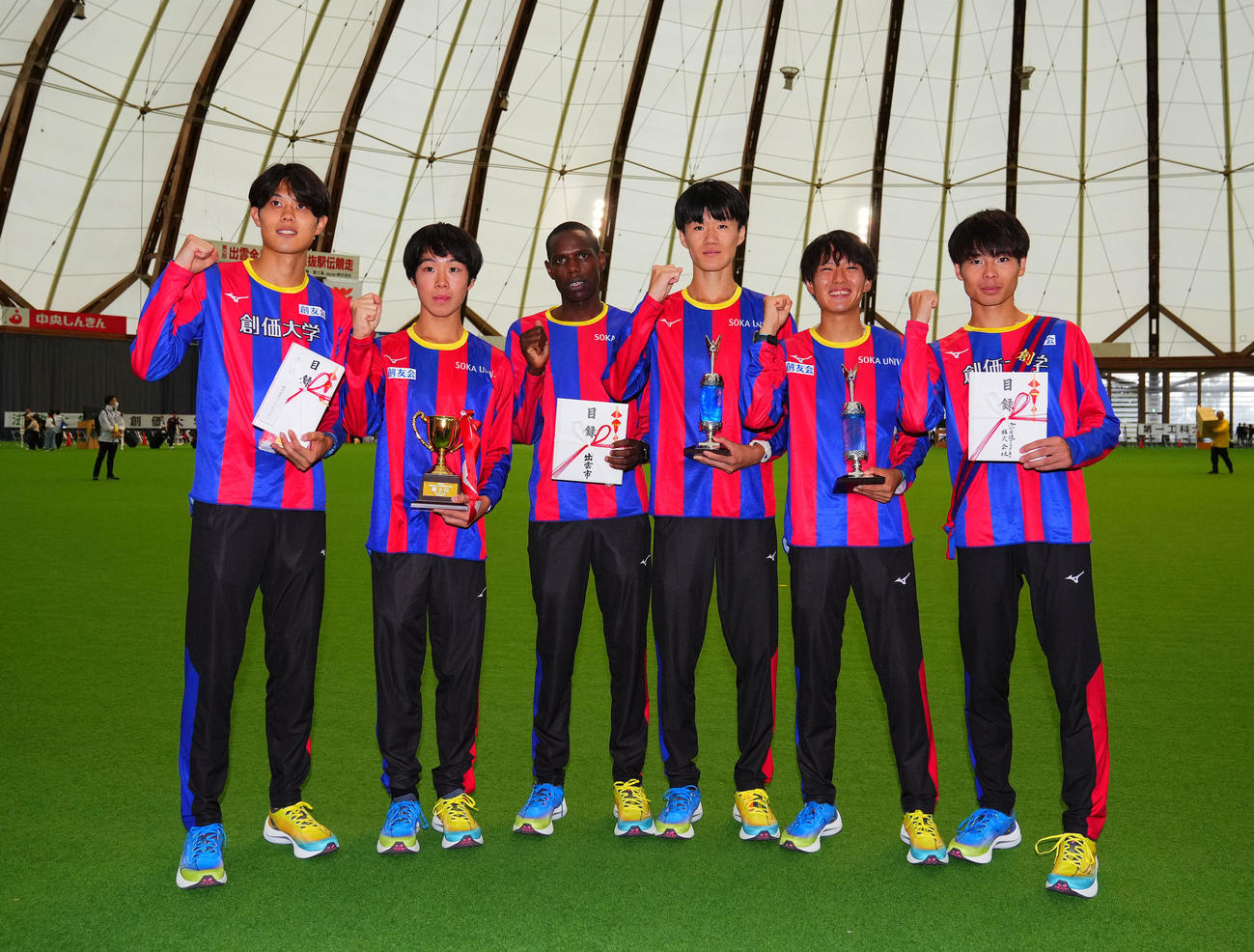 第35回出雲全日本大学選抜駅伝競走　笑顔を見せる2位創価大の選手（撮影・藤尾明華）