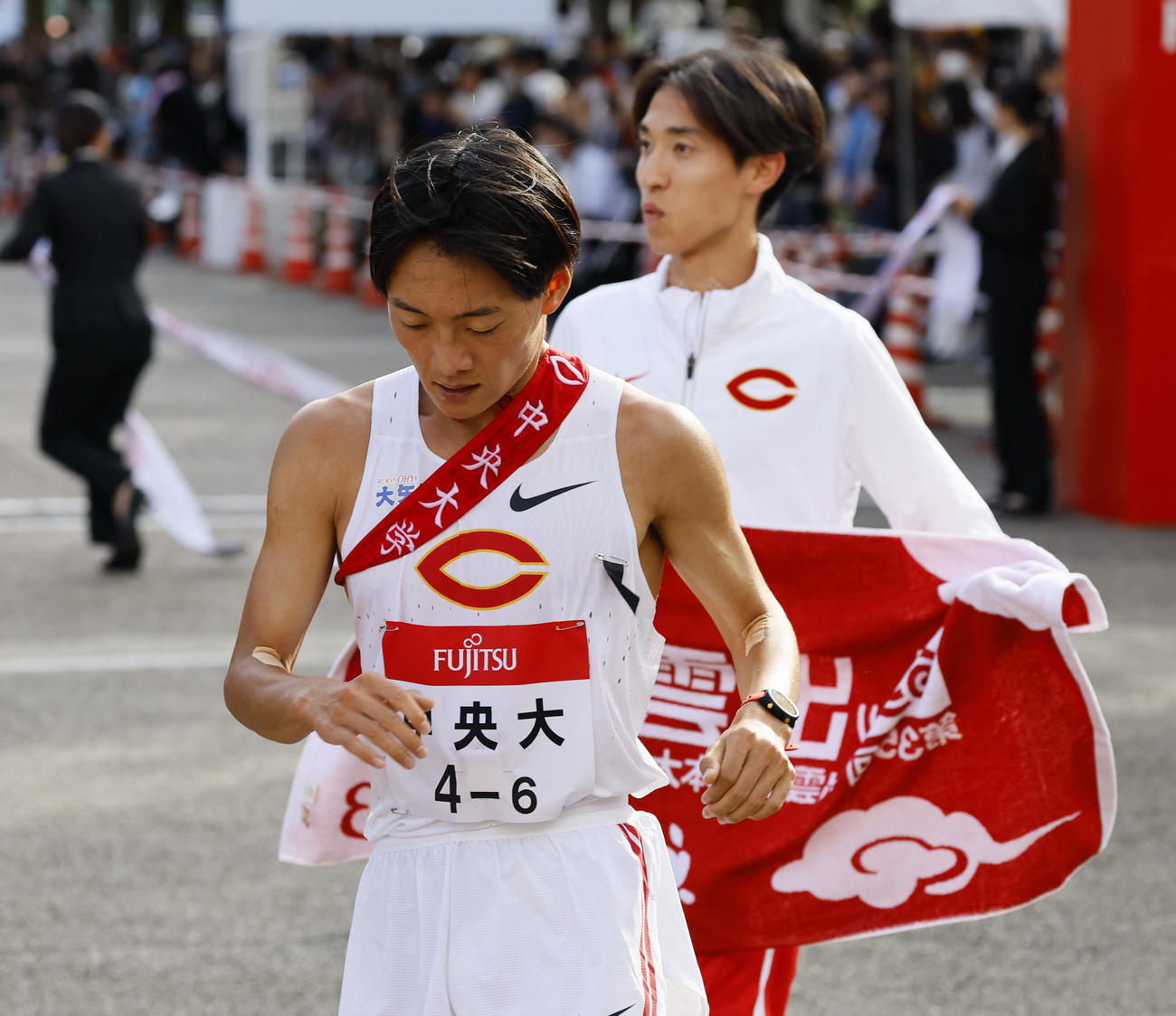 第35回出雲全日本大学選抜駅伝競走　7位でゴールする中大のアンカー湯浅仁（撮影・藤尾明華）