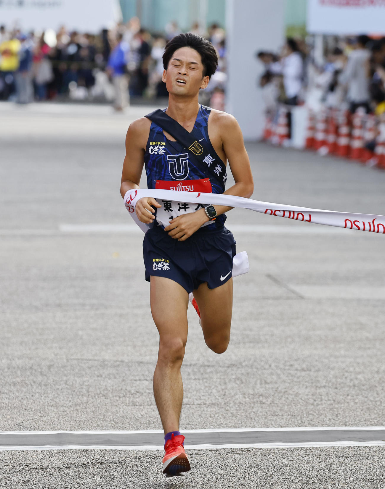 第35回出雲全日本大学選抜駅伝競走　8位でゴールする東洋大のアンカー梅崎蓮（撮影・藤尾明華）