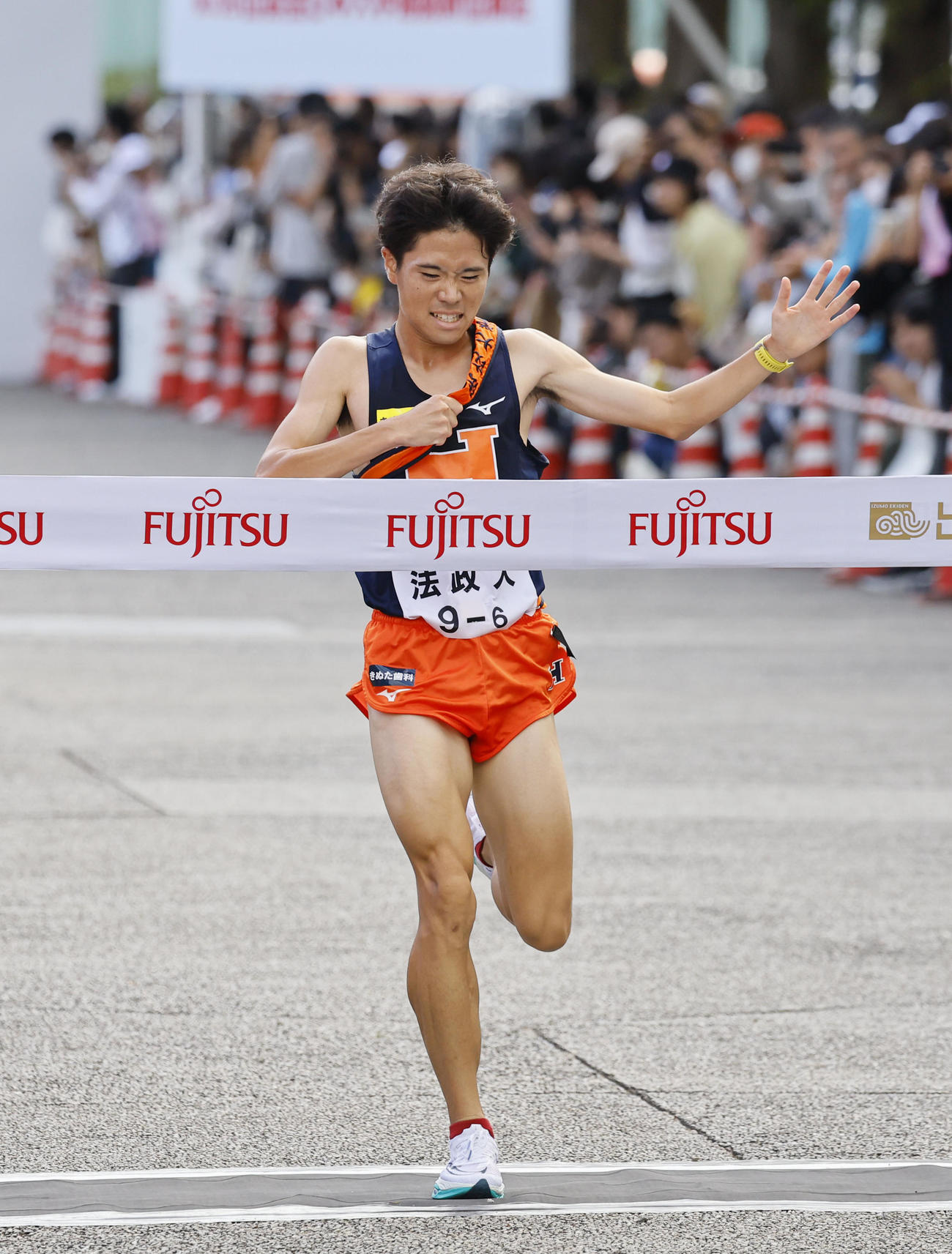 第35回出雲全日本大学選抜駅伝競走　9位でゴールする法大のアンカー稲毛崇斗（撮影・藤尾明華）