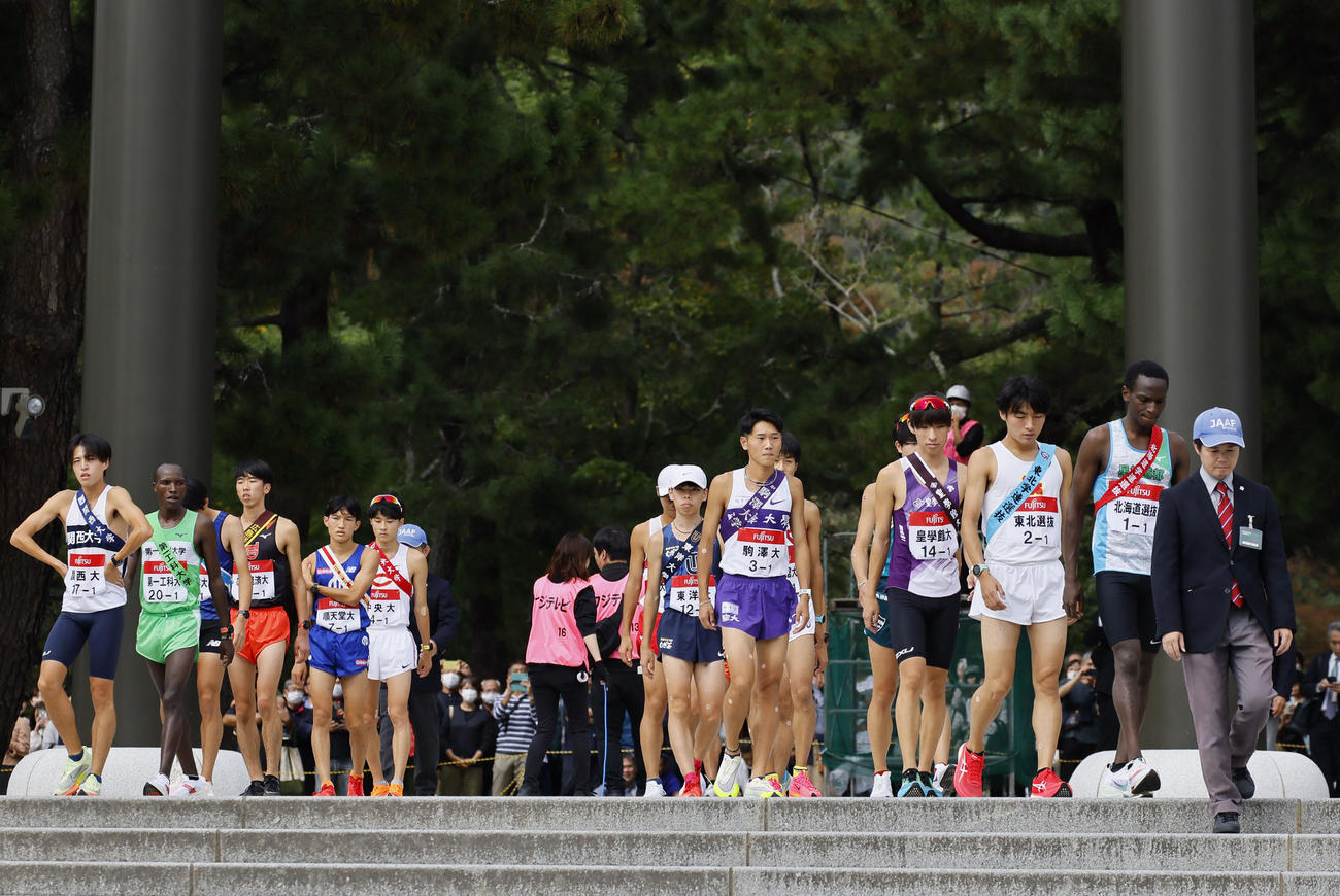 第35回出雲全日本大学選抜駅伝競走で、レースに臨む1区の選手たち（撮影・藤尾明華）