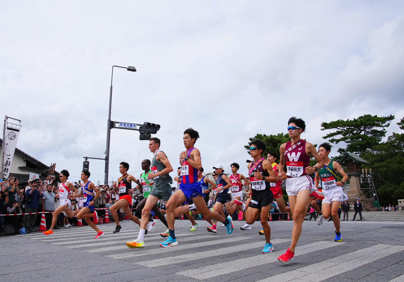 第35回出雲全日本大学選抜駅伝競走で、スタートする1区の選手たち（撮影・藤尾明華）